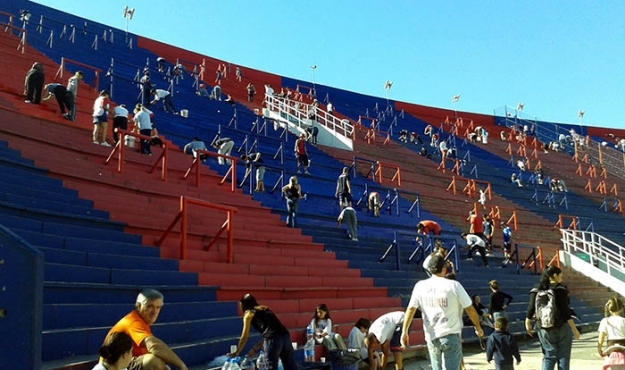Cientos de Cuervos pintaron el estadio