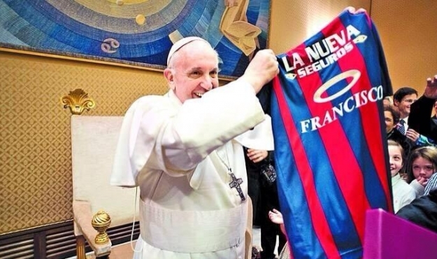 El Papa Francisco recibió en el Vaticano la camiseta que le envió San Lorenzo
