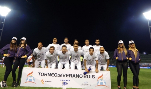 El plantel salió a la cancha con la remera de la Vuelta