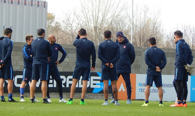 Ensayo de fútbol ante juveniles