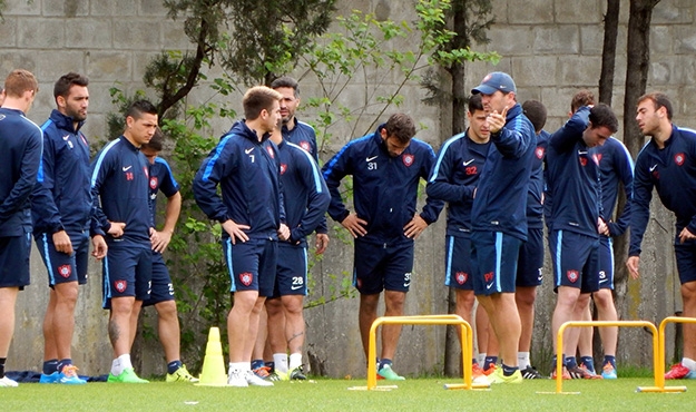 Ensayo de fútbol con juveniles
