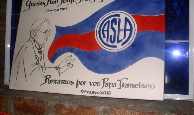 El Club descubrió una placa en homenaje al Papa