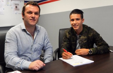 Julián Palacios firmó su primer contrato