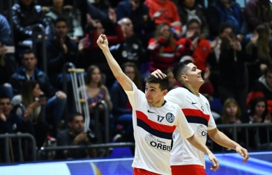 ¡Goleada y punta!