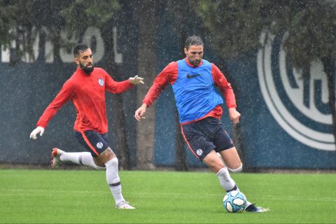 Cierre bajo la lluvia