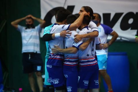 ¡Puntero e invicto a los playoffs!