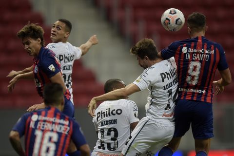 ¡Con los brazos en alto!
