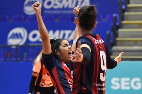 Las campeonas salen a la cancha