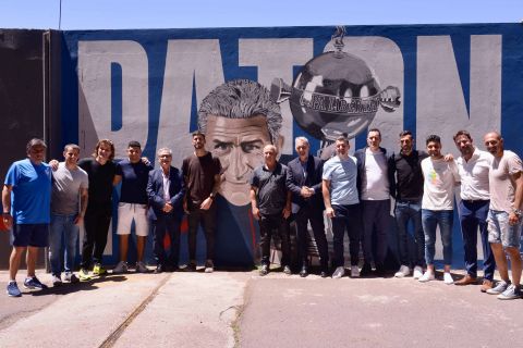 PATON, CON MURAL Y VESTUARIO