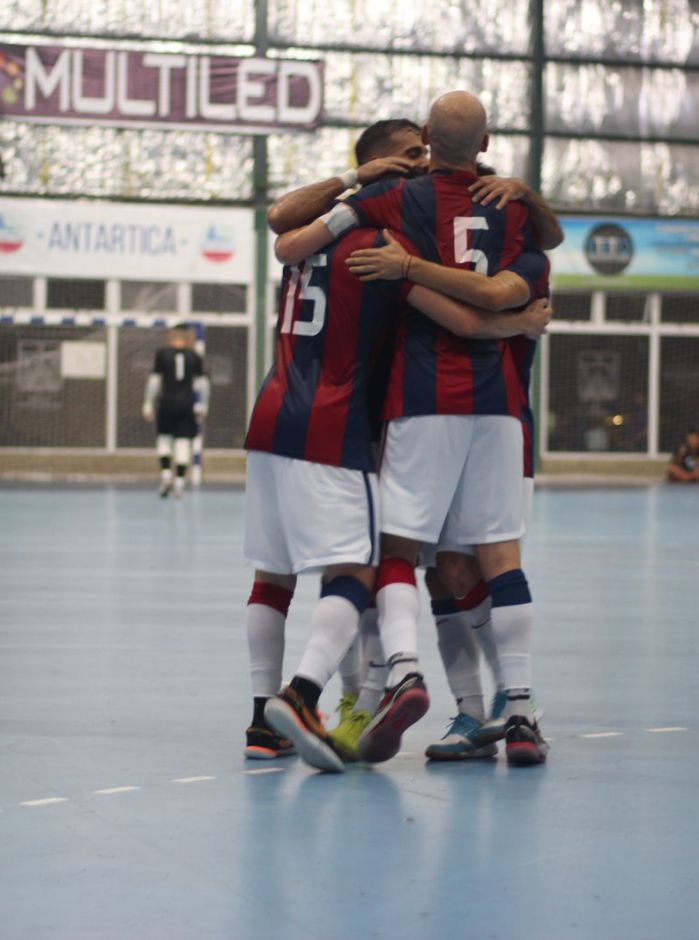 El campeón puso primera con una goleada