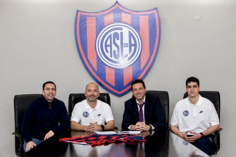 Leo Costa renovó contrato