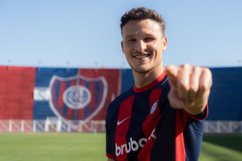 Bruera puso la firma
