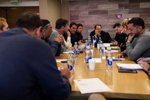 UNA REUNIÓN CON TEMAS CLAVES