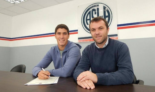 Cardona firmó su primer contrato profesional