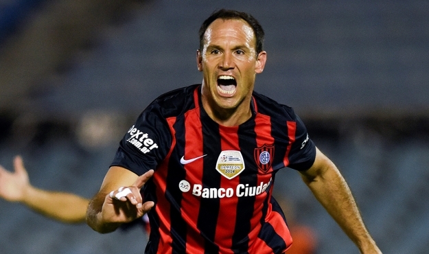 De visitante: triunfazo en el debut