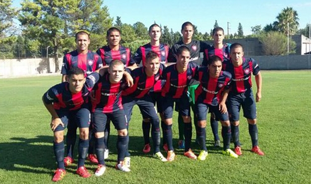 El campeón debutó con victoria