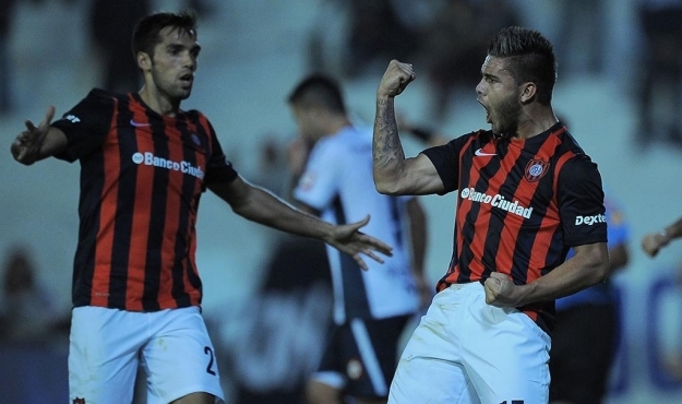 Los mira desde arriba