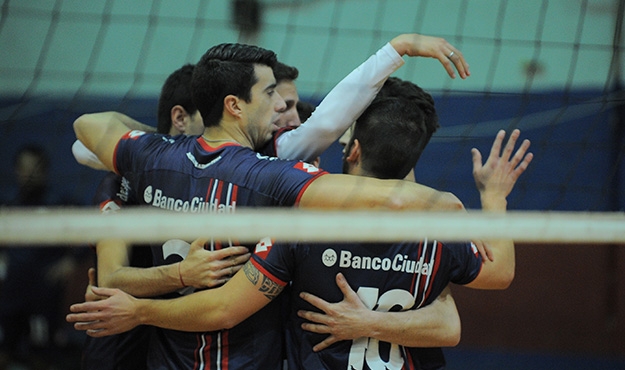 Marcha invicto y escaló a la cima