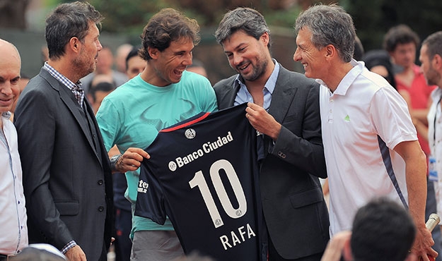 Nadal visitó San Lorenzo y recibió la camiseta del campeón de América