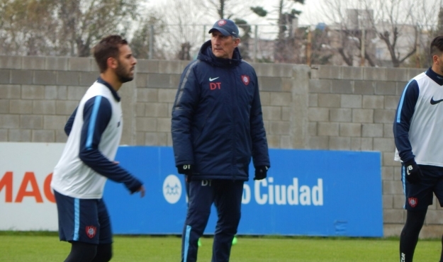 Práctica de fútbol con movimientos tácticos