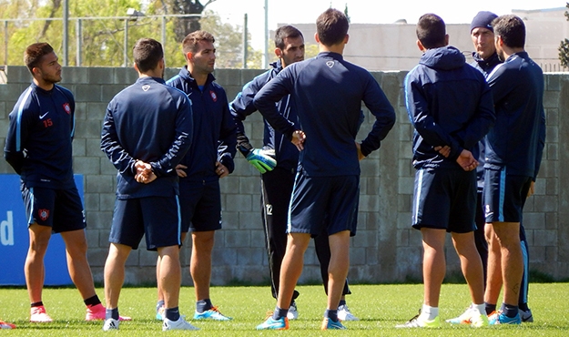 Práctica de fútbol para definir el equipo