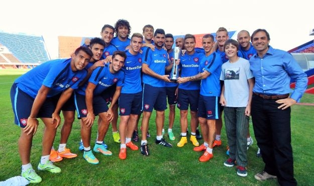 San Lorenzo recibió la réplica del Trofeo obtenido en 2013