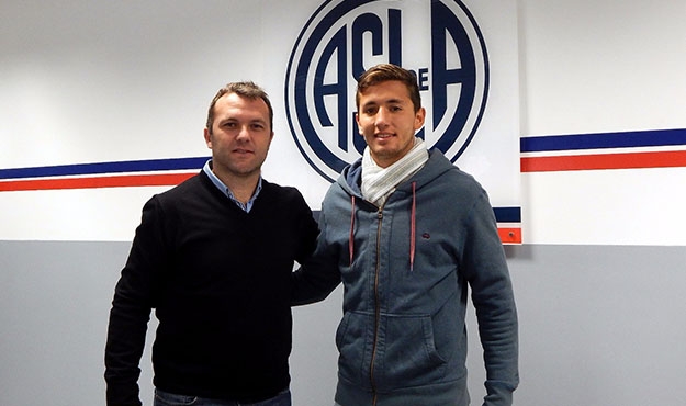 Selló su primer contrato profesional