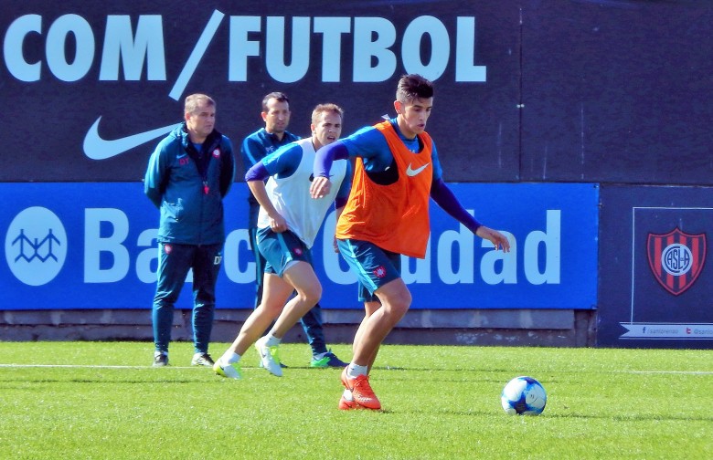 Ensayo de fútbol con la mira en el Gallo