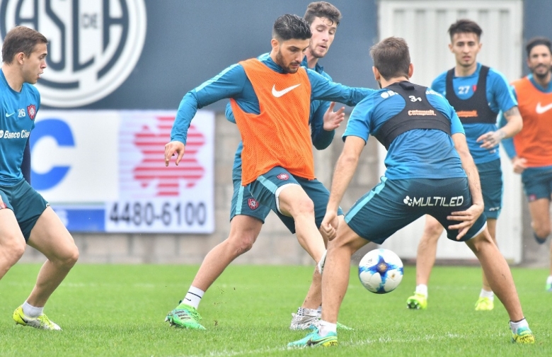 Práctica de fútbol bajo la lluvia