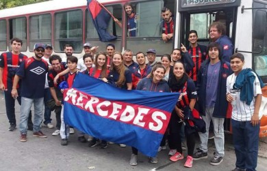 La peña de Mercedes tiñe las calles de azulgrana