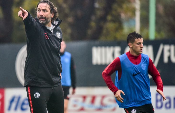 Ensayo de fútbol bajo la lluvia