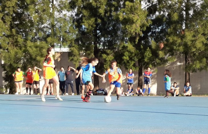 Juntas, con la pelota al pie