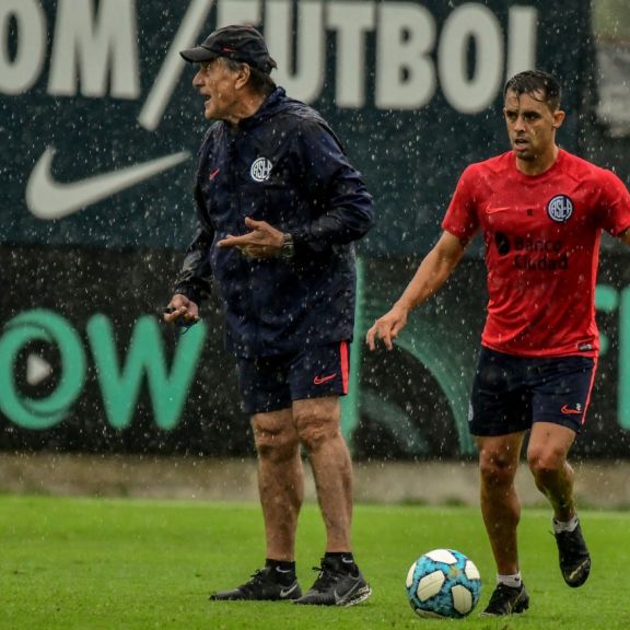 Fútbol bajo la lluvia