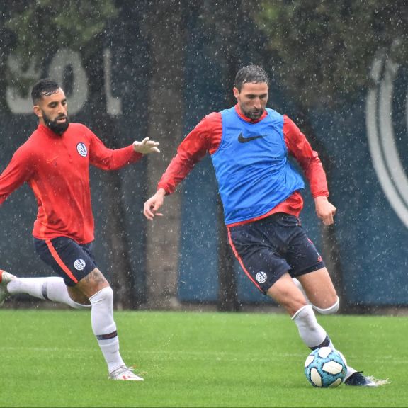 Cierre bajo la lluvia