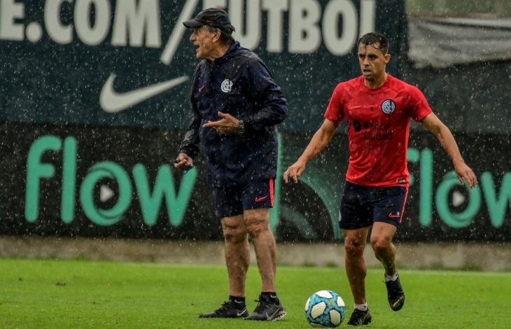 Fútbol bajo la lluvia