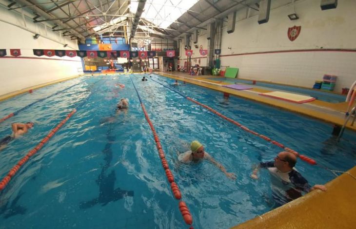 Ejercicios de natación fuera del agua