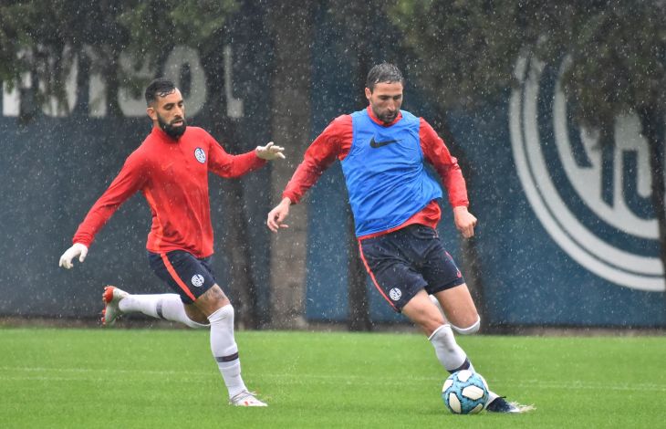 Cierre bajo la lluvia