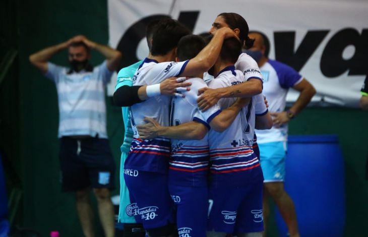 ¡Puntero e invicto a los playoffs!