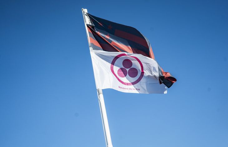 La Bandera de la Paz flamea en Boedo