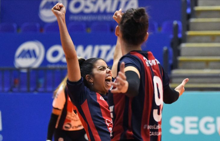 Las campeonas salen a la cancha