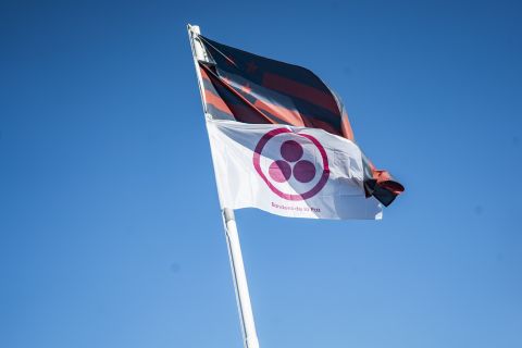 La Bandera de la Paz flamea en Boedo