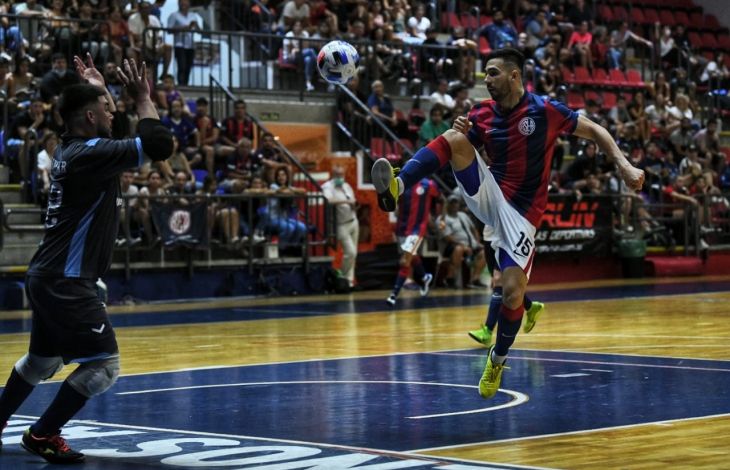 VOLVIÓ UNA NOCHE Y VA POR OTRA COPA