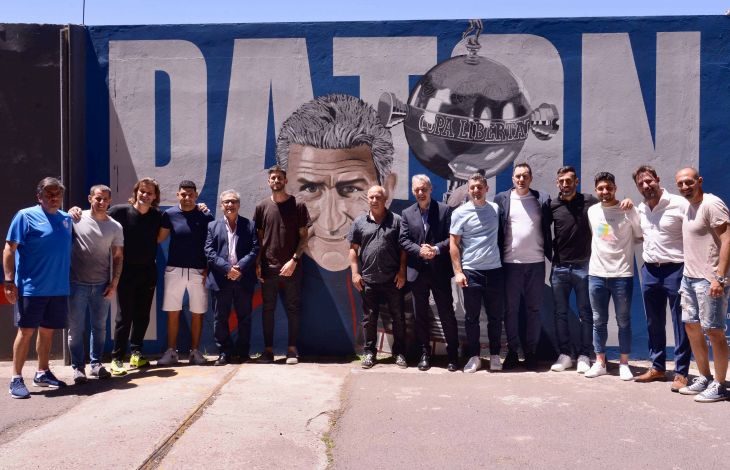 PATON, CON MURAL Y VESTUARIO
