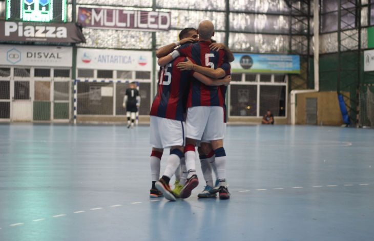 El campeón puso primera con una goleada