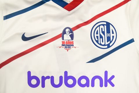 UNA CAMISETA EN HOMENAJE AL PAPA FRANCISCO