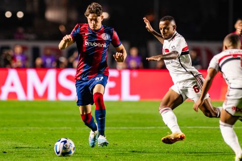 Con la frente en alto