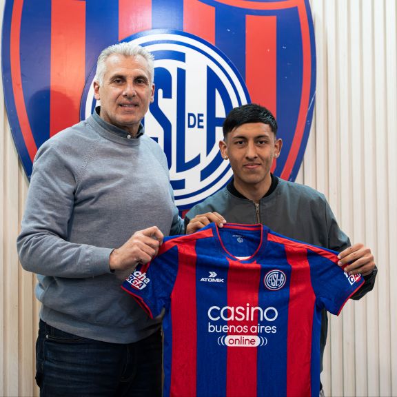Román Baigorria firmó su primer contrato profesional