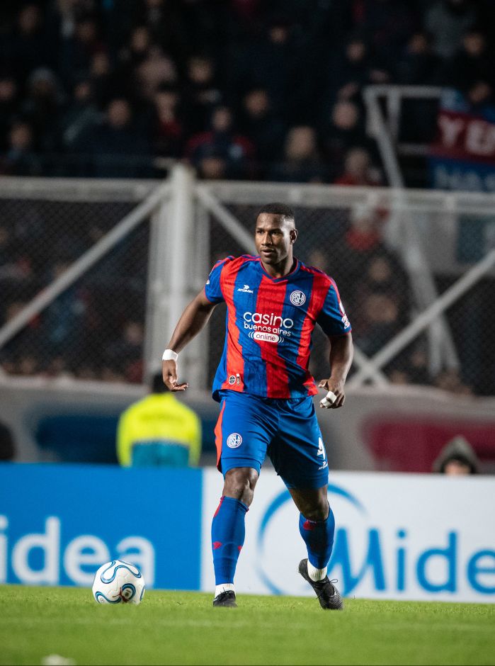 Acuerdo entre San Lorenzo y León por la salida de Jhohan Romaña