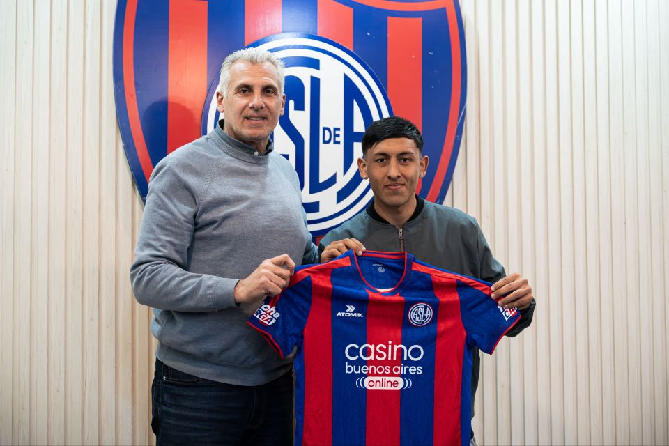 Román Baigorria firmó su primer contrato profesional